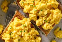 Garlic Cottage Cheese Scrambled Eggs Recipe for Creamy Morning Eggs