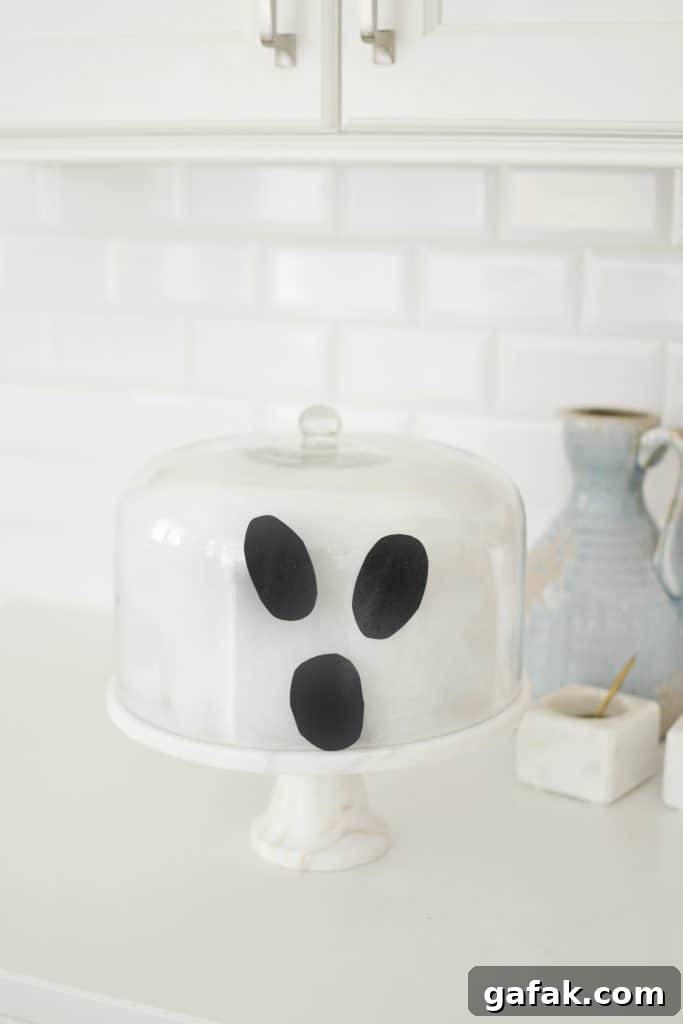 cake stand Halloween DIY turned into a ghost