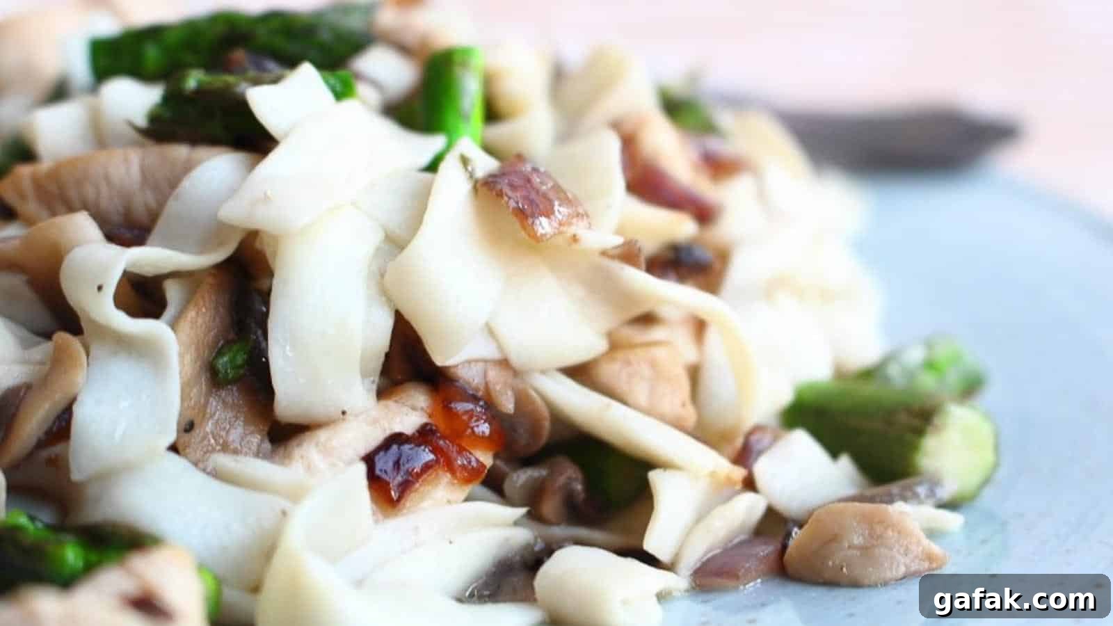21 Packed Lunch Ideas to Make Midday Meals Exciting Again 14 Chicken Stir Fry Shirataki Noodles close up.