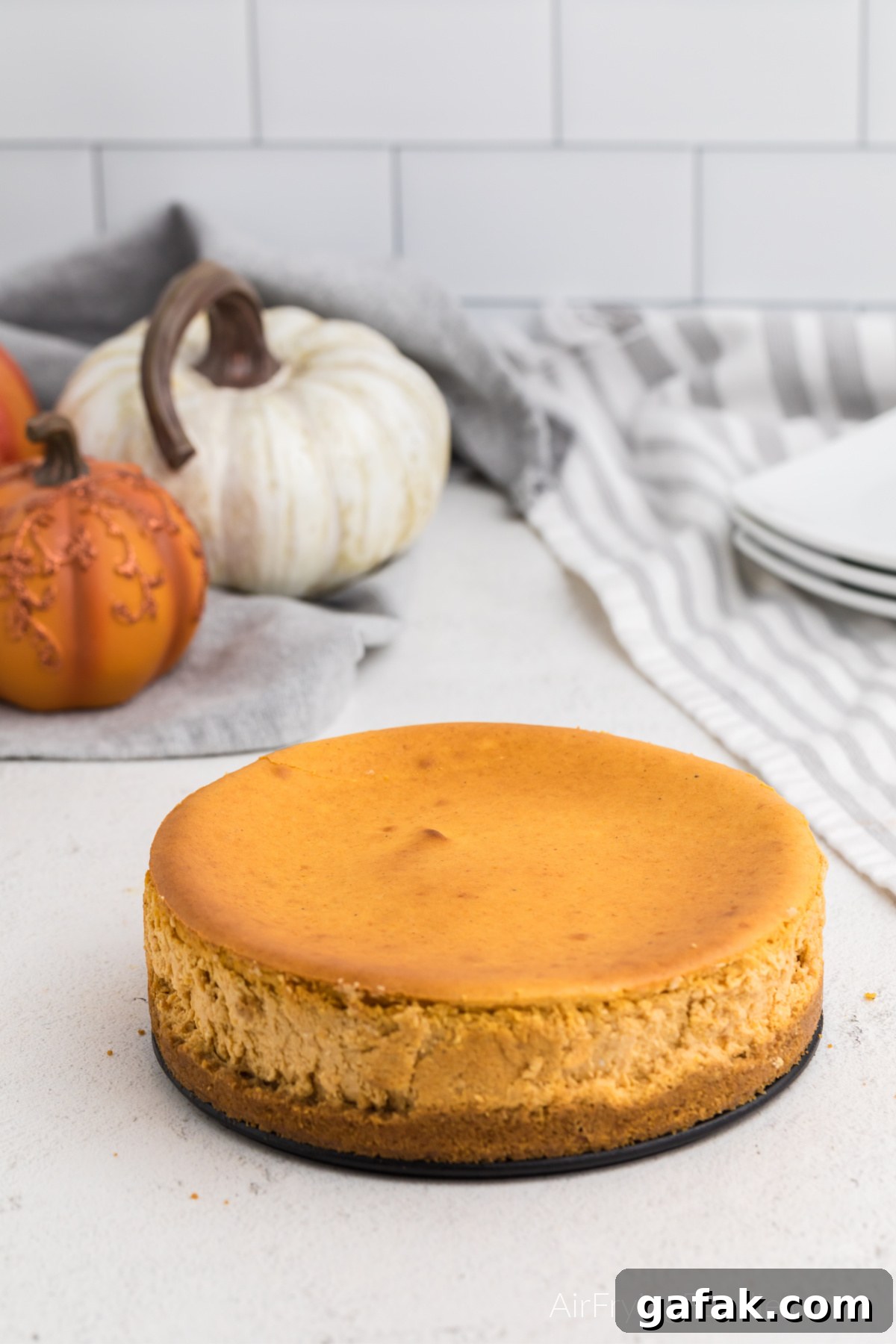 Whole cheesecake ready to be sliced and served.
