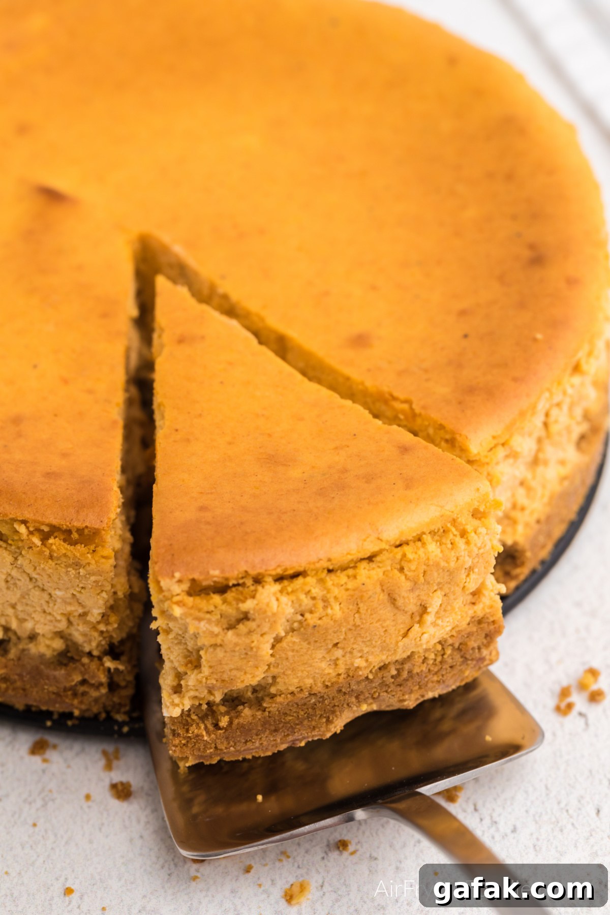 Slicing the pumpkin cheesecake to serve.