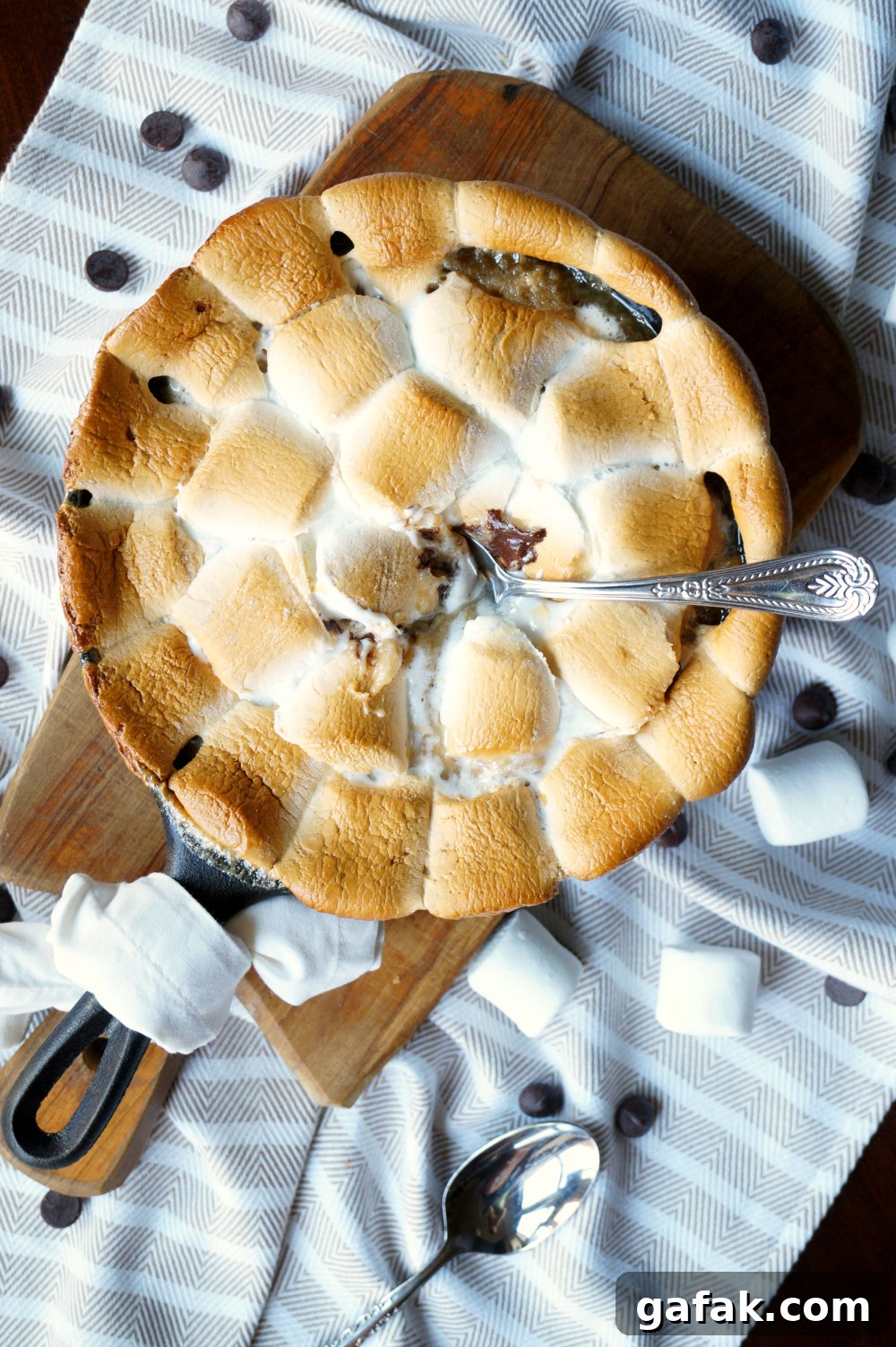 s'mores chocolate chip skillet cookie | The Baking Fairy